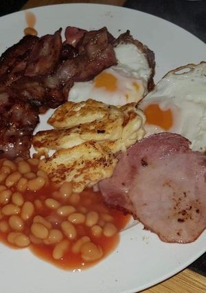 Φωτογραφία της συνταγής English breakfast σπιτικό!! 🥚🥚🍳🍳🥓🥓🍞🍞🧈🧈