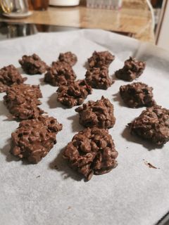 Una foto de Rocas de chocolate, cereales y frutos secos