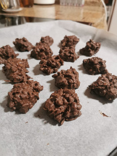 Una foto de Rocas de chocolate, cereales y frutos secos