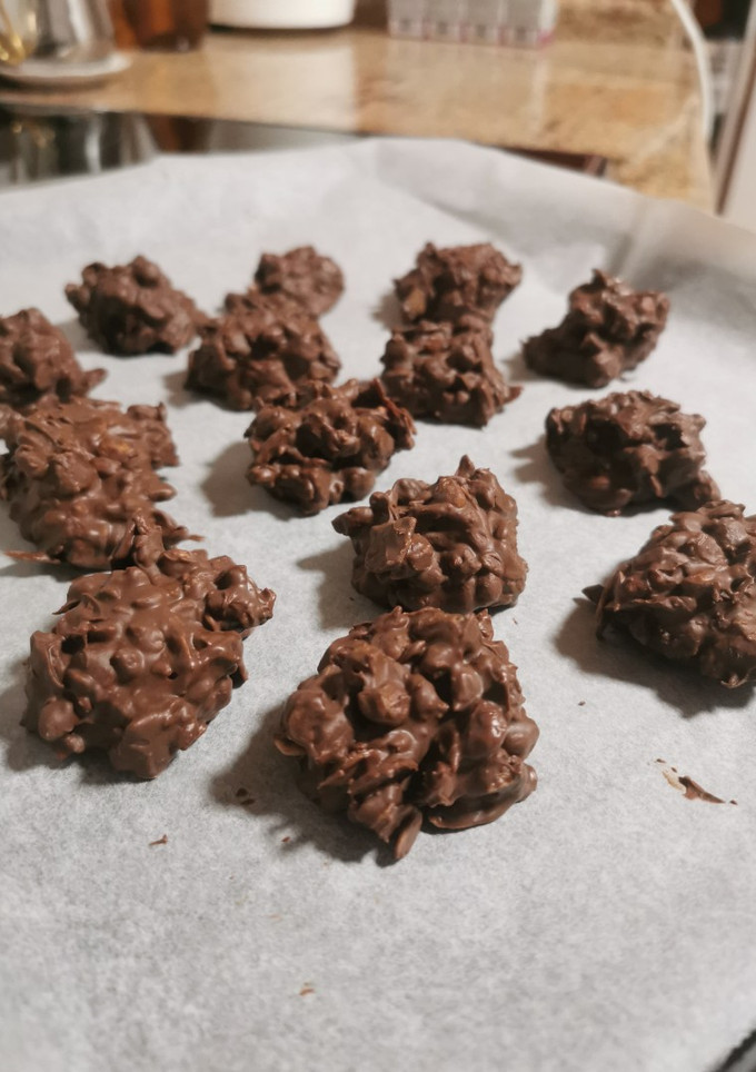 Una foto de Rocas de chocolate, cereales y frutos secos