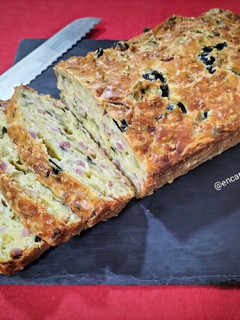 Foto principal de Pan salado de bacon, queso, cebolla y aceitunas