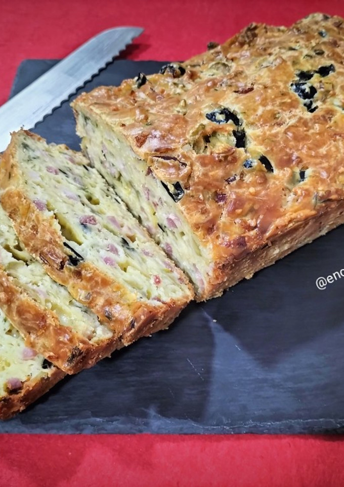 Una foto de Pan salado de bacon, queso, cebolla y aceitunas