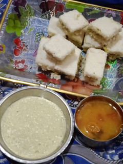 स्टफ्ड इडली चटनी और सांबर (stuffed idli chutney aur sambar recipe in Hindi) रेसिपी मुख्य फोटो