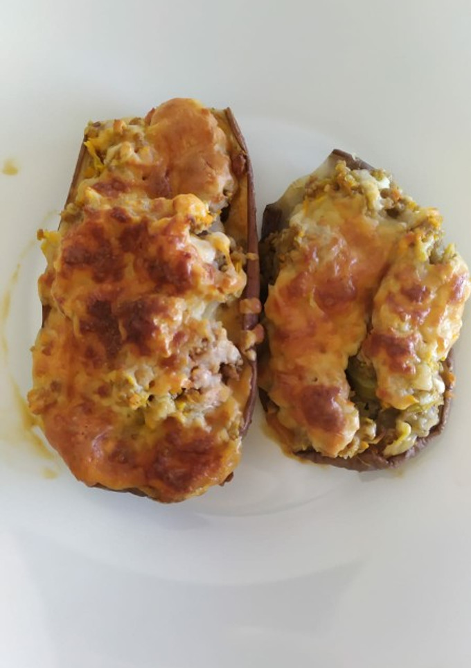 Una foto de Berenjenas rellenas de verduras y carne