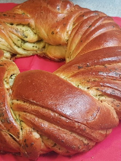 Una foto de Corona trenzada de pan con pesto