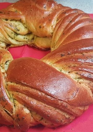 Una foto de Corona trenzada de pan con pesto
