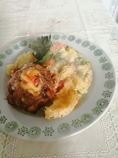 Zöldség ágyon húsos töltött karalábé kapros sajt szósszal recept fotója