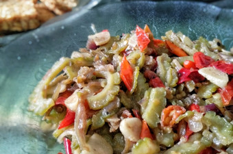 Bagaimana Membuat Oseng Pare Teri Pedas Anti Gagal