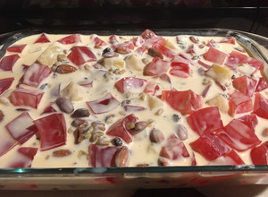 Una foto de Gelatina de fresa con yogurt y frutas