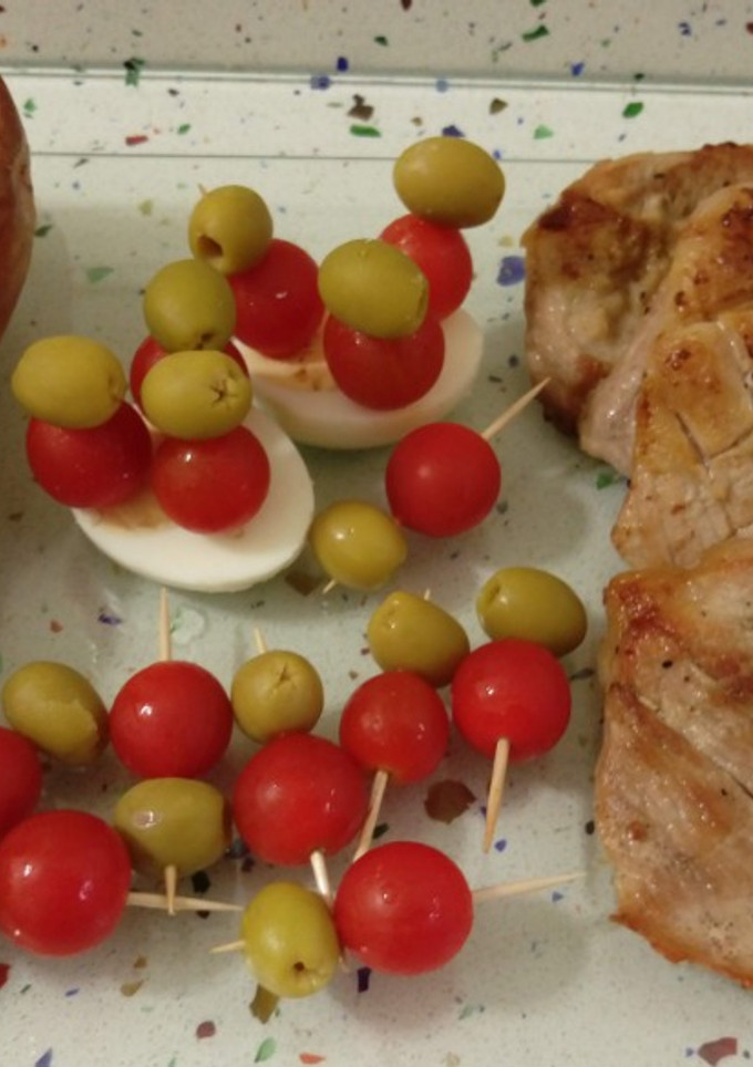 Una foto de Secreto ibérico a la plancha con calabaza asada y pinchos de tomatitos