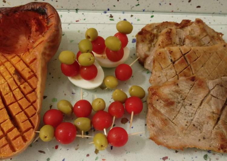 Secreto ibérico a la plancha con calabaza asada y pinchos de tomatitos