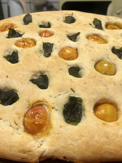 Una foto de Focaccia de cherry y albahaca