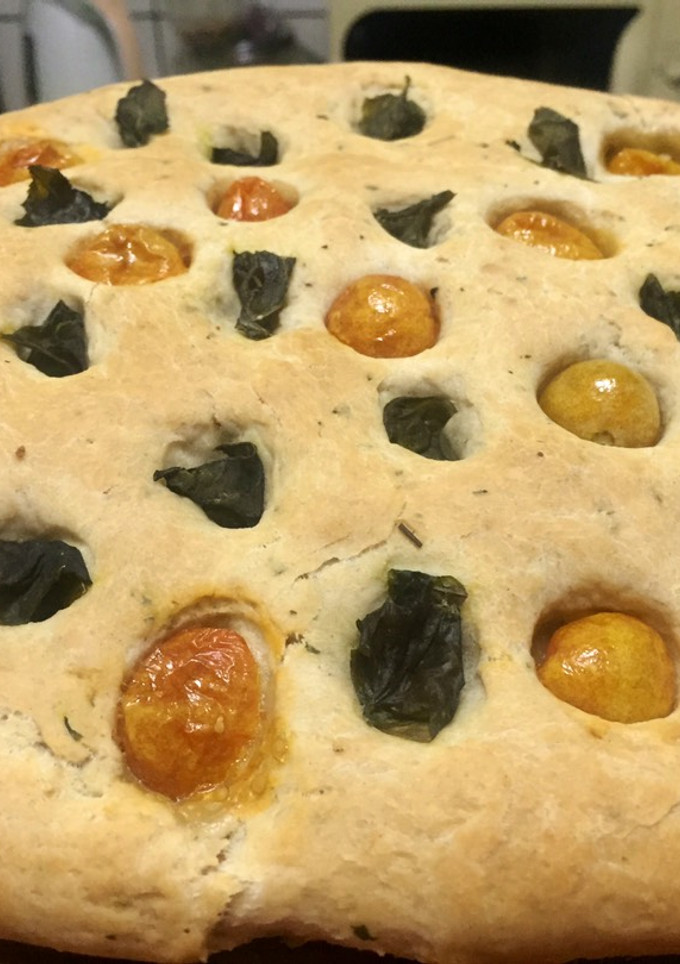 Una foto de Focaccia de cherry y albahaca