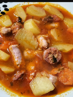 Una foto de Patatas con chorizo y longaniza