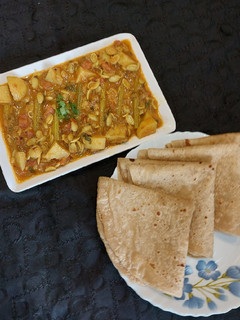 शेंगा वाल बटाटा रस्सा भाजी (Shenga Val Batata Rassa Bhaji Recipe In Marathi) रेसिपी चे मुख्य फोटो