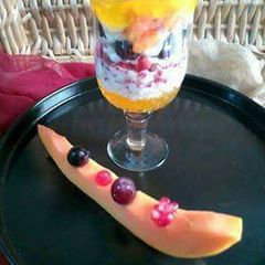 A picture of Creamy fruit delight.