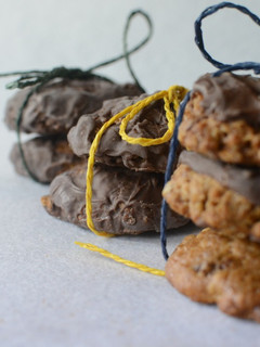 Una foto de Galletas de muesli, coco y cubierta de chocolate