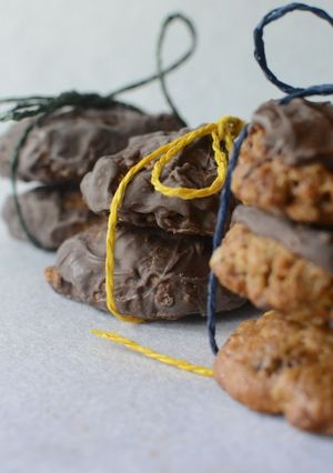 Foto principal de Galletas de muesli, coco y cubierta de chocolate
