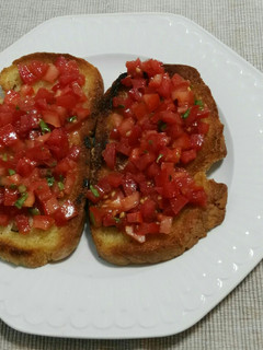 Una foto de Bruschettas pomodoro