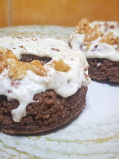 Una foto de Plumkin donuts con chocolate blanco
