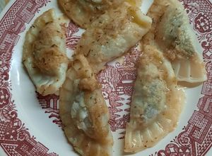 Una foto de Pierogi diferentes (varenikes polacos)