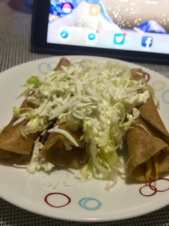 Una foto de Tacos dorados