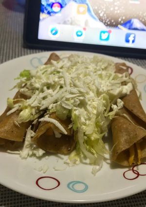 A picture of Tacos Dorados.