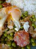 Ervilhas com bacalhau e chouriço e ovos escalfados
