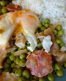 Ervilhas com bacalhau e chouriço e ovos escalfados