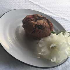 Una foto de ¡Muffin de chocolate con frutilla y arándanos!