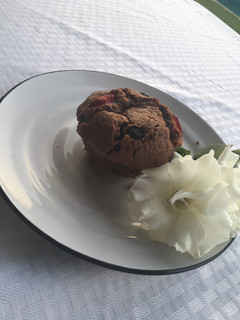 Una foto de ¡Muffin de chocolate con frutilla y arándanos!