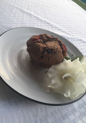 Una foto de ¡Muffin de chocolate con frutilla y arándanos!