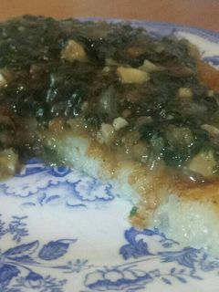 Una foto de Rösti con salsa de espinacas