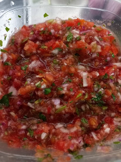 Una foto de Salsa de Tomate,Cilantro y Cebolla para Tacos o Sandwich