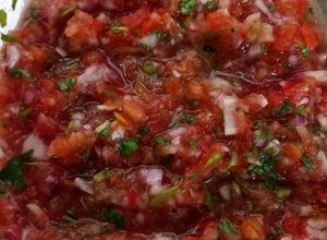Una foto de Salsa de Tomate,Cilantro y Cebolla para Tacos o Sandwich