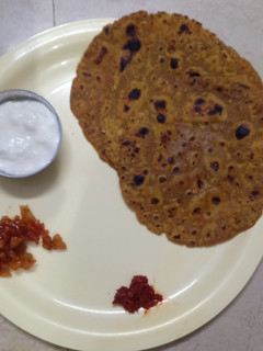 ઘઉં -બાજરી ના લોટ ના લસણવાળા થેપલા (Wheat Garlic Thepla Recipe in Gujarati) રેસીપી મુખ્ય ફોટો