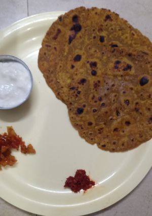ઘઉં -બાજરી ના લોટ ના લસણવાળા થેપલા (Wheat Garlic Thepla Recipe in Gujarati) રેસીપી મુખ્ય ફોટો