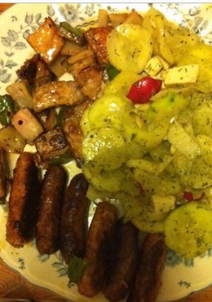 Une photo de Salade de concombre marinés feta tomates & petites saucisses et courgettes grillées