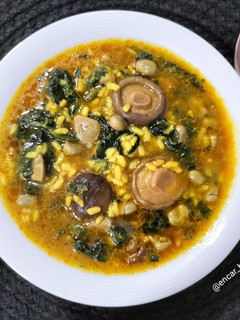 Una foto de Arroz caldoso con setas, espinacas y habas