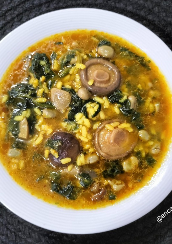 Una foto de Arroz caldoso con setas, espinacas y habas