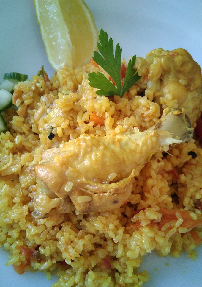 Una foto de Arroz con jamoncitos de pollos y verduras