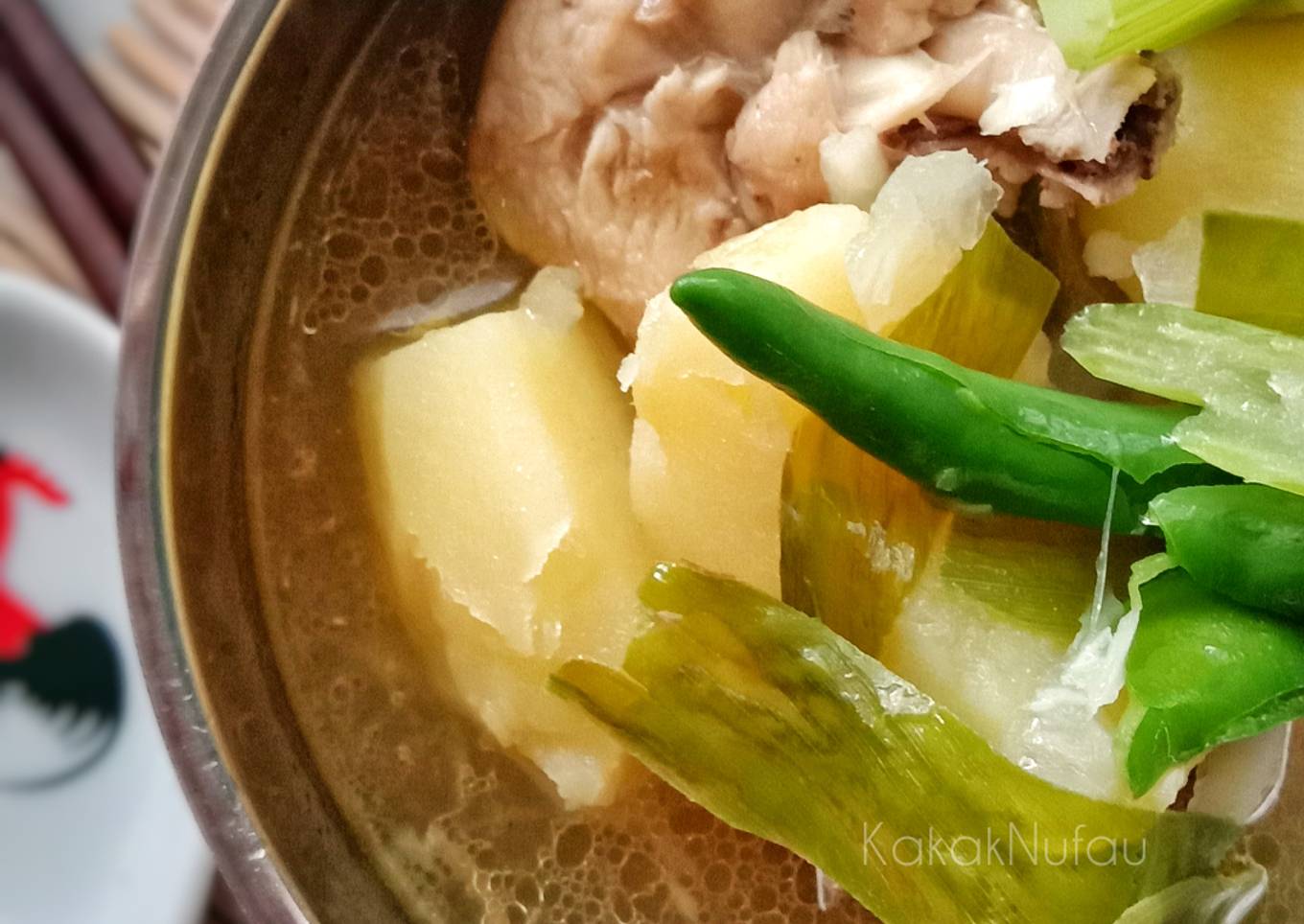 Sup ayam desa dengan daun kuning