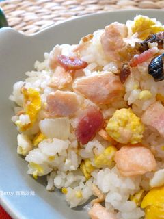 鮭魚培根洋蔥蛋炒飯 的食譜成品照片