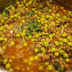 A picture of Lebanese Pea Stew (Bazella w Riz) 🫛🍛.