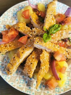 Szezámmagos csirkemell, paradicsom- és burgonya salátaágyon recept fotója