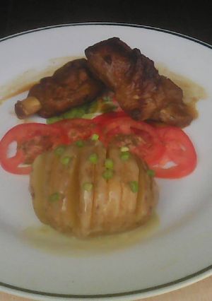 Una foto de Costilla de cochino con papa acordeón