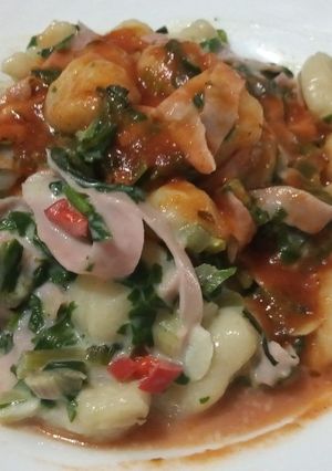 Una foto de Ñoquis de papa con salsa mixta de jamón y espinaca