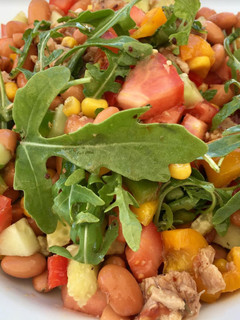 Una foto de Ensalada de alubias rojas con rúcula