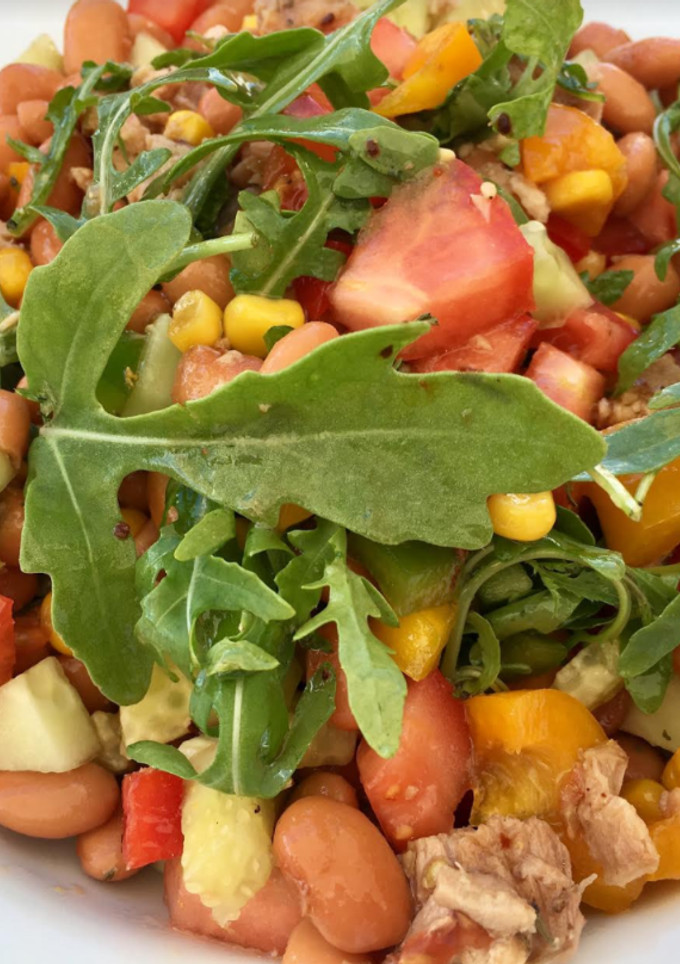 Una foto de Ensalada de alubias rojas con rúcula