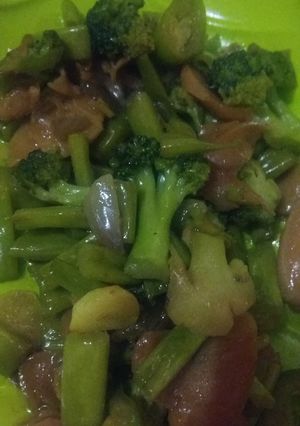 Foto resep Oseng tumis buncis brokoli sosis saos tiram pedas. Simple bangetttt